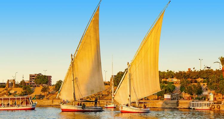 Traditionelle ägyptische Segelboote auf einem Fluss.