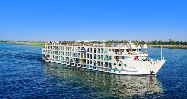 Großes Kreuzfahrtschiff auf einem Fluss.