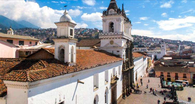 Historisches Gebäude mit Bergen im Hintergrund.