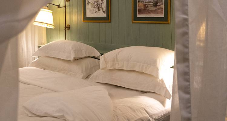 Une chambre à coucher confortable et bien aménagée avec un éclairage tamisé.