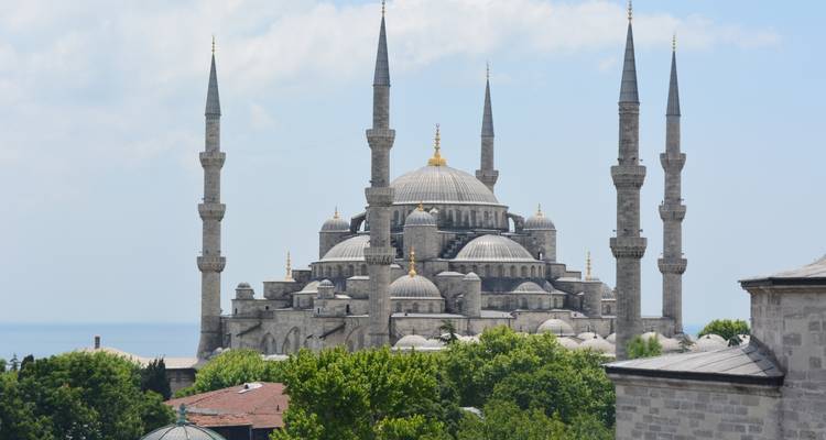 Blick auf eine historische Moschee mit zahlreichen Kuppeln und Minaretten.
