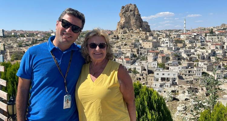 Zwei Personen posieren mit einer felsigen Landschaft in Kappadokien.