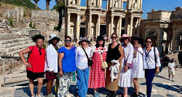 Gruppe von Besuchern vor antiken Ruinen.