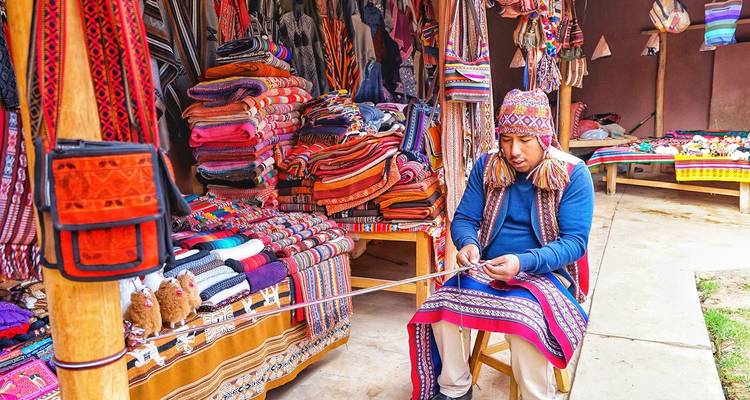 Here's the Dutch translation:
Man die textielgoederen weeft, omringd door kleurrijke stoffen.