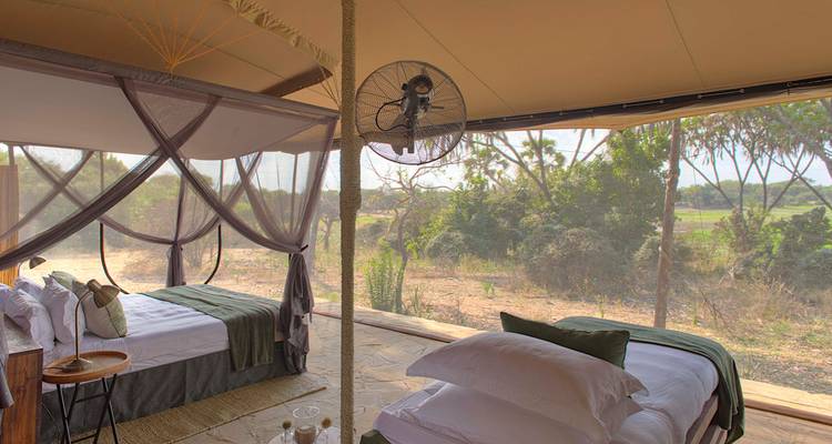 Tentinterieur met open uitzicht op de wildernis.