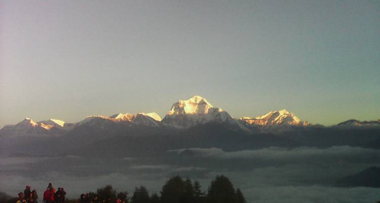 Bergblick mit schneebedeckten Gipfeln und klarem Himmel.