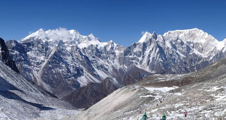 Schneebedeckte Berge unter einem klaren blauen Himmel.