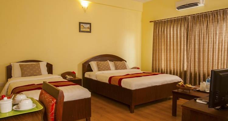 Intérieur d'une chambre d'hôtel avec lits et commodités.