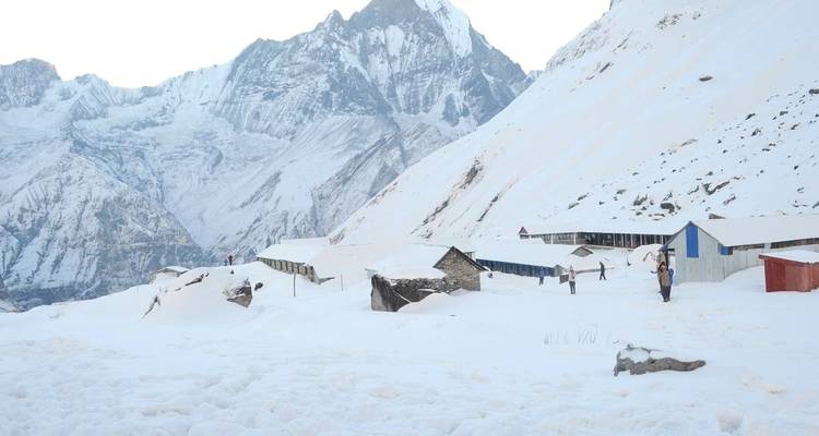Sol enneigé avec des bâtiments dans les montagnes.