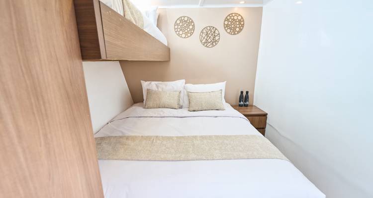 Camarote de barco con cama doble y decoración, litera de madera