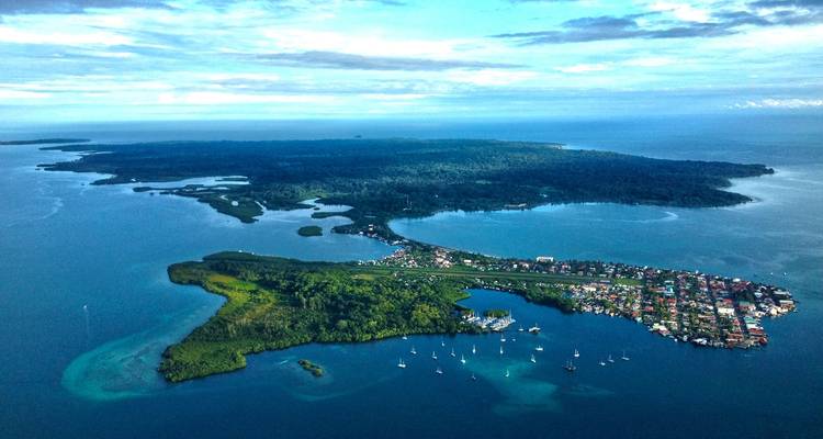 Vista aérea de un asentamiento costero rodeado de agua e islas.