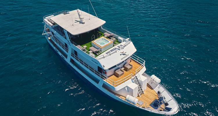 Vue aérienne d'un yacht moderne sur l'eau.