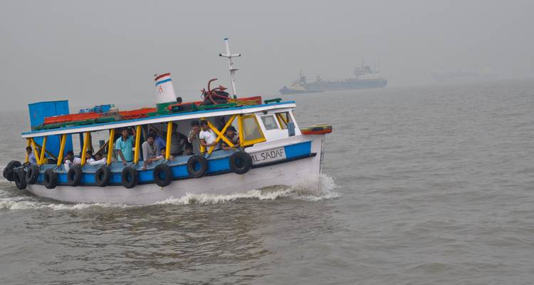 Bateau avec des passagers par une journée brumeuse.