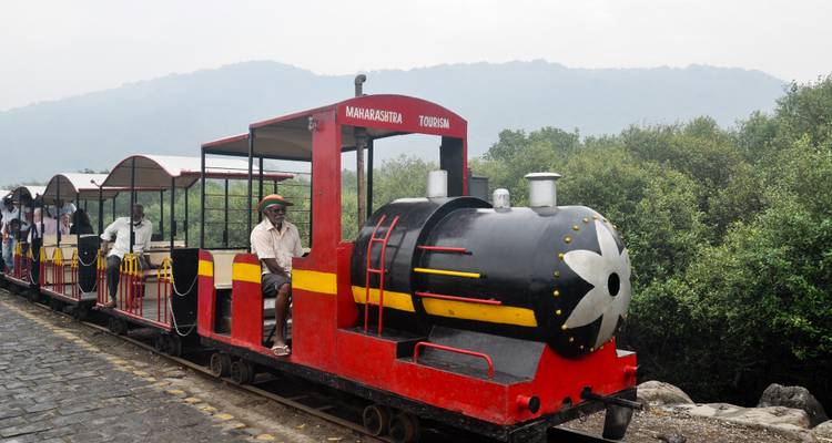 Petit train avec passagers sur un site touristique.
