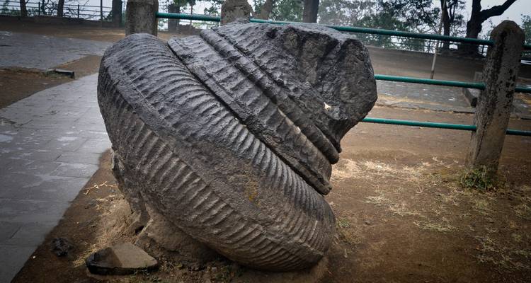 Gros plan d'un grand morceau de statue cassée.