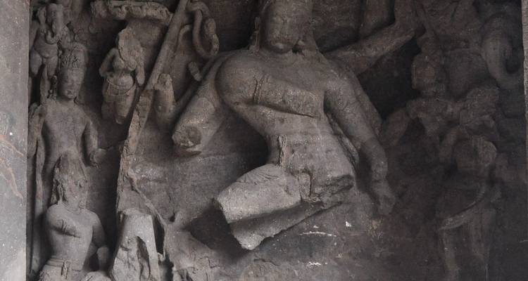 Sculptures détaillées en pierre à l'intérieur d'une grotte.