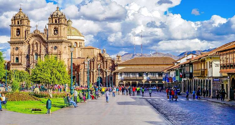 Hoofdplein in Cusco met mensen en historische gebouwen.