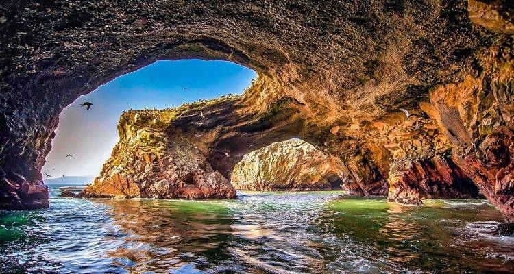 Grotten en rotsformaties met oceaangolven.