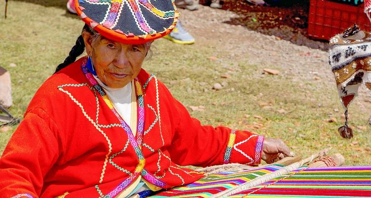 Traditionele wever in kleurrijke kleding werkend buitenshuis.