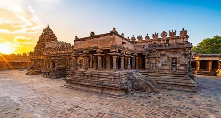 Structures de temples anciens avec des sculptures complexes au coucher du soleil.