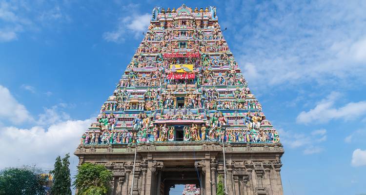 Un temple avec des sculptures colorées et des motifs complexes.