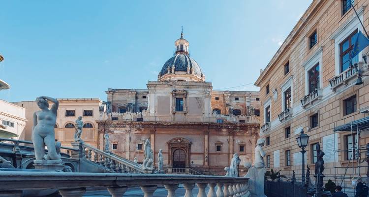 Grand bâtiment historique avec statues et détails architecturaux.