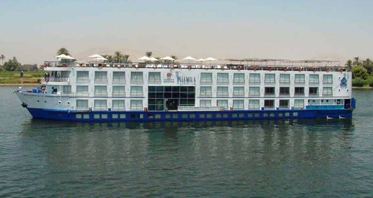 Un navire de croisière nommé MS Nile Plaza naviguant sur une rivière.