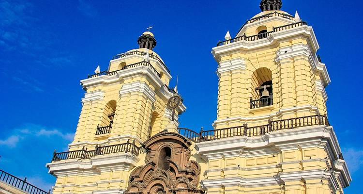 Gevel van de Kerk en het Klooster van San Francisco in Lima.