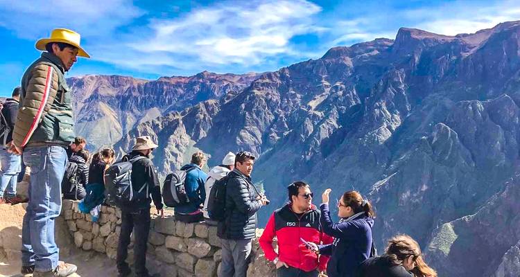 Toeristen die genieten van een schilderachtig uitzicht over een berglandschap.