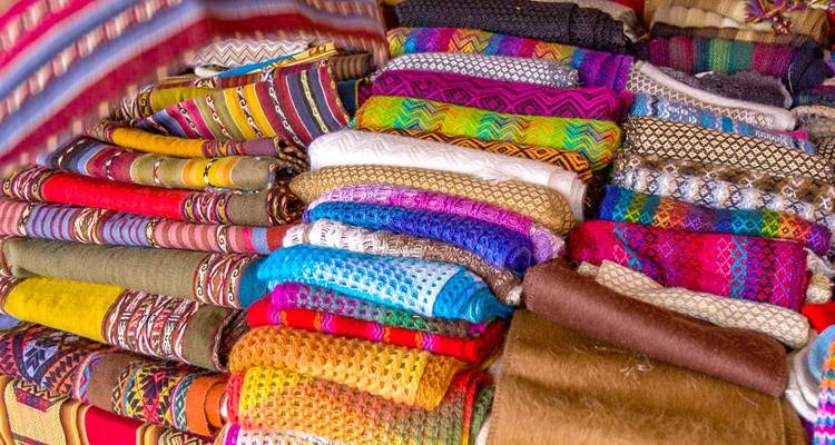 Een tentoonstelling van kleurrijke traditioneel geweven textiel.