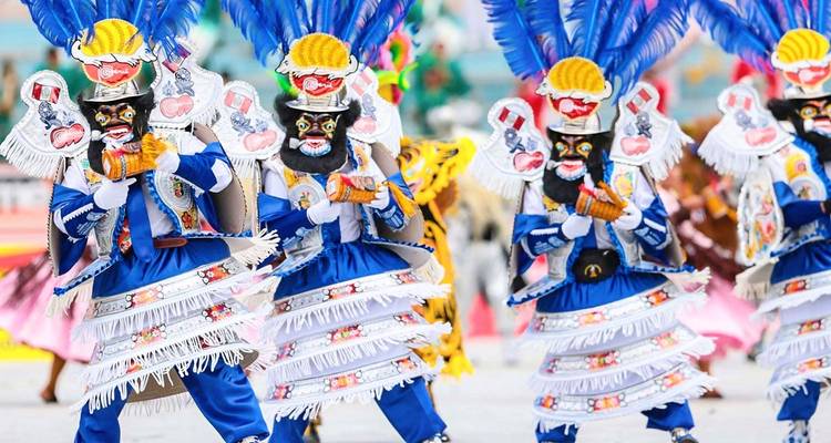 Artiesten in levendige traditionele kostuums.