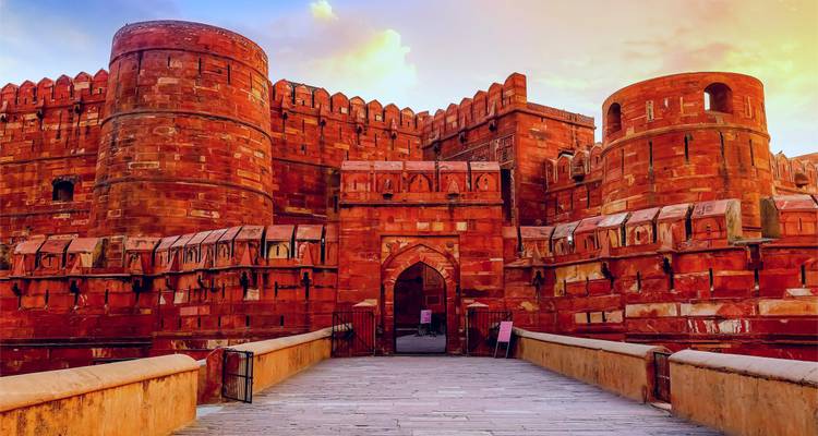 Entrada a una antigua fortaleza con muros de arenisca roja