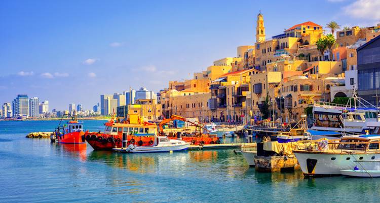 Kleurrijke boten afgemeerd langs de waterkant in Jaffa, Tel Aviv.