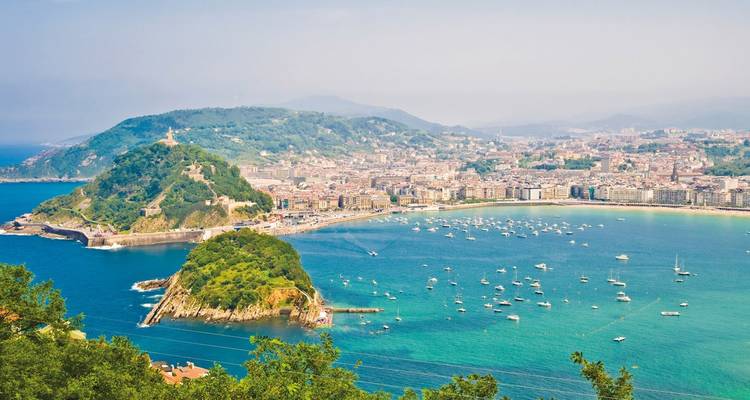 Een schilderachtig uitzicht op de kustlijn van San Sebastián met boten in het water.