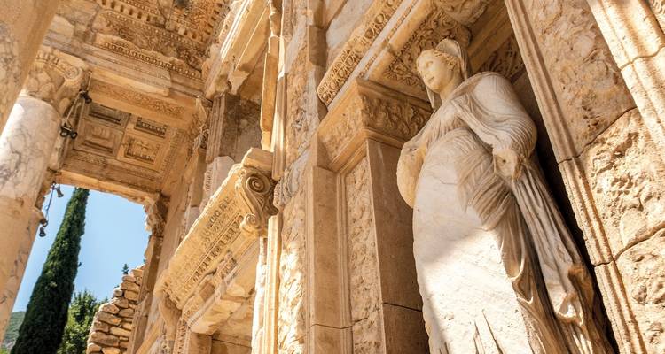 Détail des colonnes de marbre ornées et d'une statue féminine sculptée à l'ancienne bibliothèque de Celse à Éphèse.