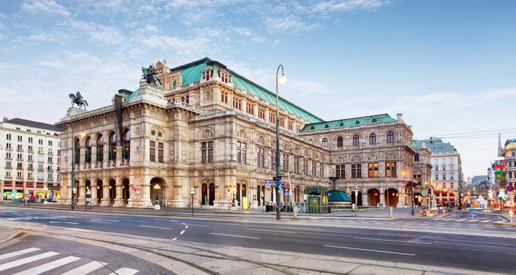 Historische Architektur in Wien mit einer Straßenszene bei Abenddämmerung.