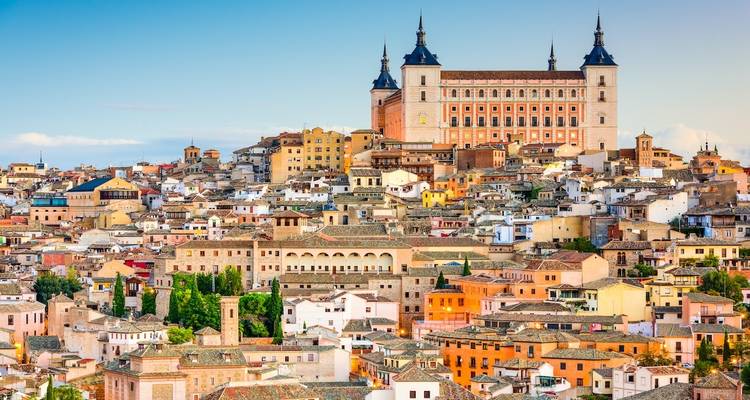 Ein Blick auf Toledo, Spanien mit seiner historischen Architektur auf einem Hügel.