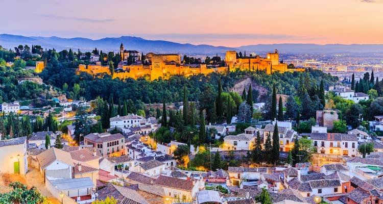 Die Alhambra in Granada, Spanien bei Sonnenuntergang.