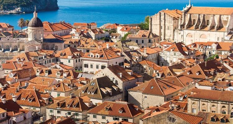 A picturesque view of Dubrovnik's old town and sea.