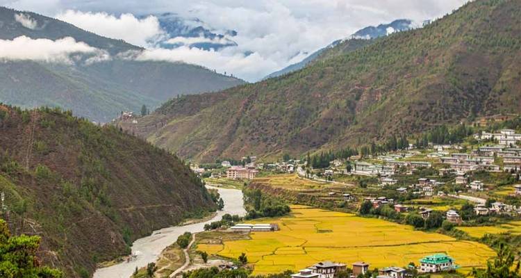 Valley with a river flowing through, surrounded by mountains.