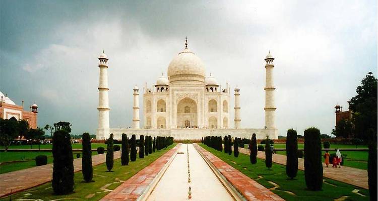 Famous white marble mausoleum with gardens and pathways.