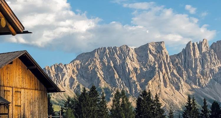 Berglandschap met een houten hut
