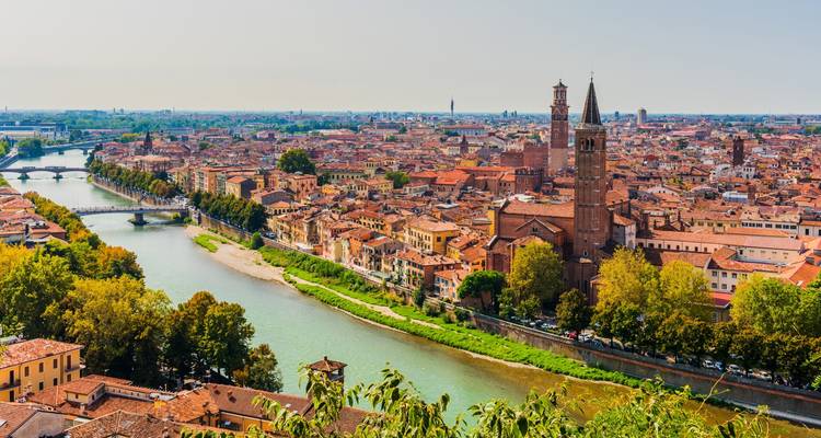 Een uitgestrekt uitzicht over Verona met zijn karakteristieke gebouwen met rode daken.