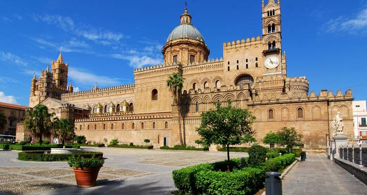 Palermo Cathedral in bright daylight.

**German translation:**
Der Dom von Palermo bei hellem Tageslicht.