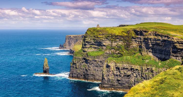 Falaises de Moher avec l'océan Atlantique en arrière-plan.