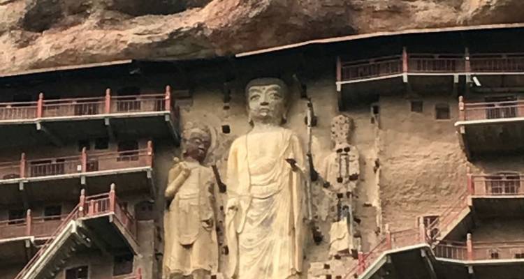 Gros plan d'une gravure rupestre montrant des sculptures détaillées.