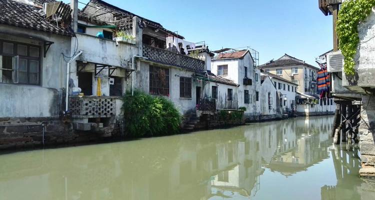 I notice the text you provided is already in English, not French. Here's the French translation:

**Canal pittoresque bordé de bâtiments blanchis à la chaux et de verdure.**