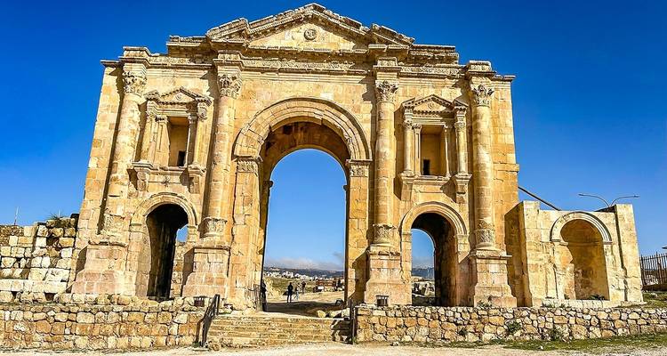 Arc d'Hadrien à Jerash avec ciel bleu.