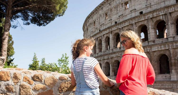 Madre e hija observando una estructura antigua monumental.