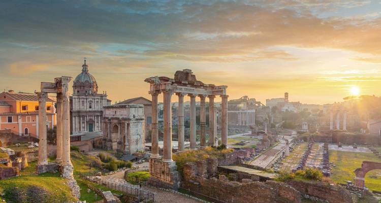 Ruïnes van het Forum Romanum bij zonsopgang.